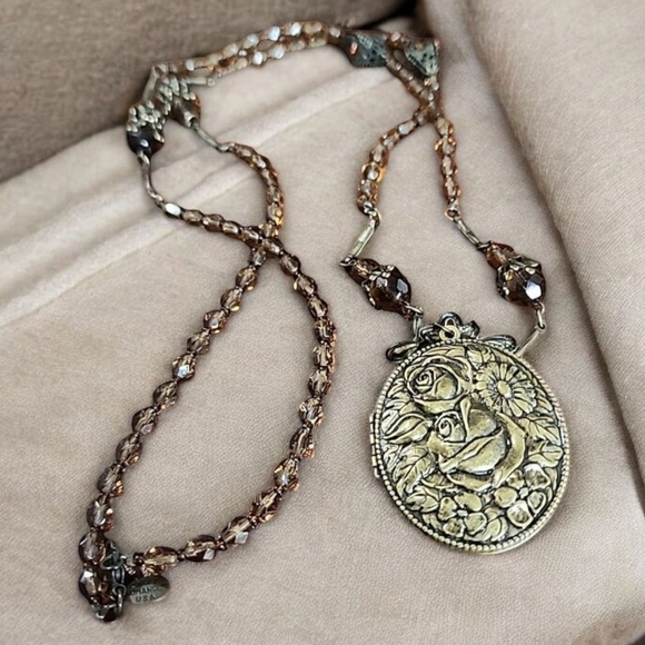Sweet Romance vintage Beaded Locket - Picture 1 of 8
